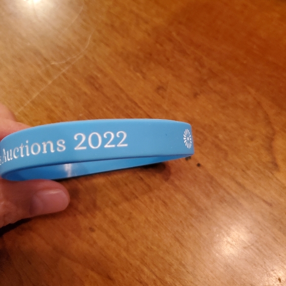 FREE - Julien's auctions 2022 Betty White Beverly Hills bracelet / wristband - Picture 3 of 7